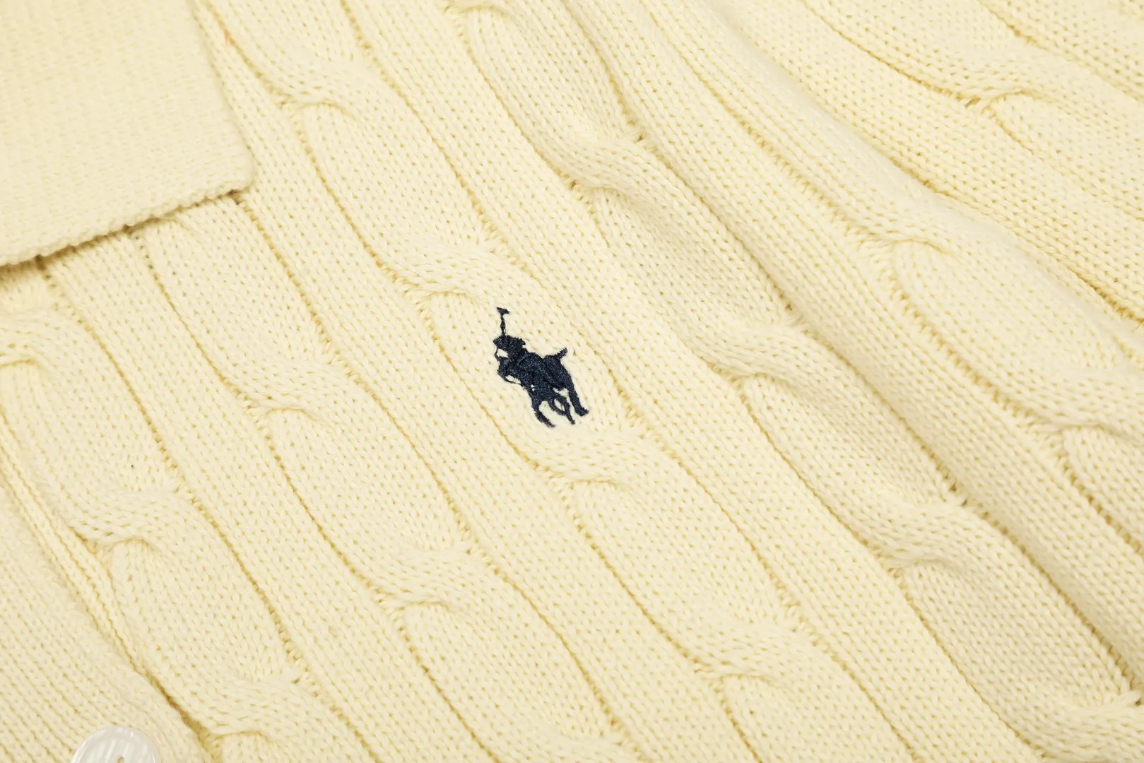 P270 Top quality" Style number: DS822# (not off the shelves all year round) [Ralph Lauren solid color pony embroidered logo lapel twist knitted cardigan] ✅Ralph Lauren Ralph Lauren classic basic versatile lapel knitted cardigan jacket ✅Main supply platform live broadcast Wholesale entity Replacement when out of stock Not off the shelf ✅ZP quality 1:1 version Scan the code to enter the GF website Counter quality ✅Detailed quality is the only one in Guangzhou Imported quality cotton yarn, focusing on high-end, cost-effective, good quality needless to say ✅The version is restored to the original order, the maximum size can be worn up to 160 pounds, loose, comfortable and stress-free ✅The upper body is simple and easy to match, ootd must-have style, good-looking clothes are never picky, a must-have recommendation for couples. Size: S-XL Color: black white gray almond light blue khaki pink burgundy Chinese red navy white label navy red label